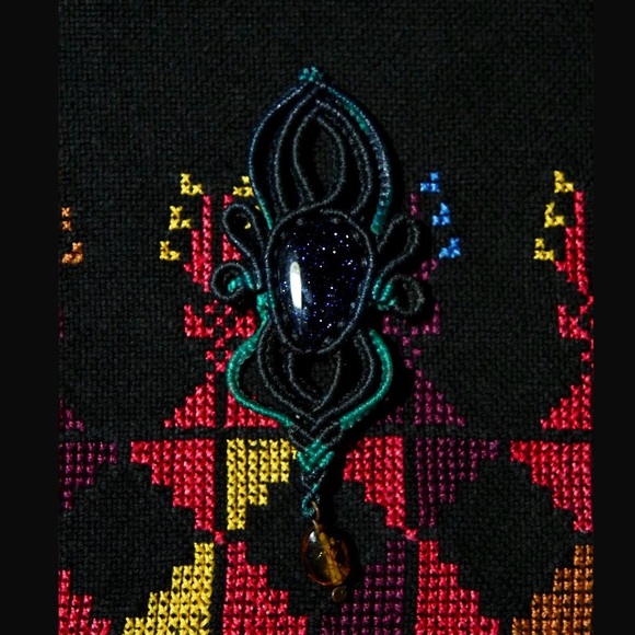 Blue Goldstone Crystal & Ambar Crochet Pendant - Picture 3 of 4